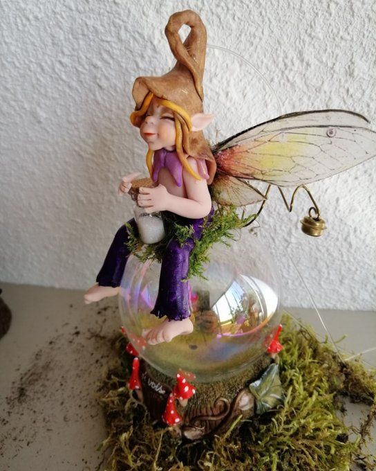 elfe sur sa bulle avec support pour poser