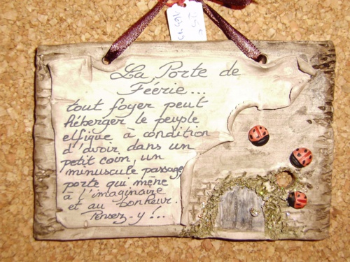 La porte de féérie: tout foyer devrait avoir , pour héberger, le peuple elfique, dans un petit coin, à l'abri des regards, un minuscule passage qui mène à l'imaginaire et au bonheur de rêver.....pensez y !