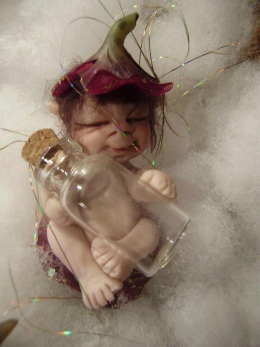 Le flacon à chagrin: Chez le petit peuple, chaque goutte d'eau est goutte de vie, alors, quand un petit d'homme pleure, accroché à ses cils, un lutin recueille la perle de chagrin, dans une fiole. Sur l'étagère , il ira la poser, près des autres, et......