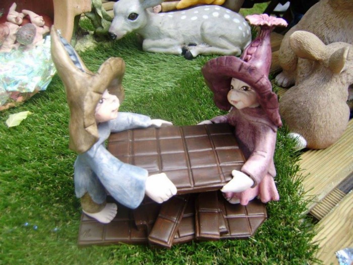 La potion à redevenir petit: aller chercher gros morceaux d'écailles de dragon (chocolat pour les humains) ,En déposer 3 bouts dans le fond d'un bol joli,. Pincer par dessus, par 3 fois, du frisson de neige (sucre),.....