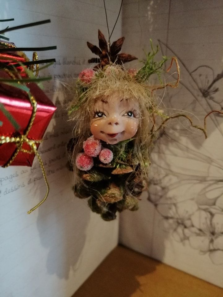 petite tête d'elfe pomme de pin à suspendre